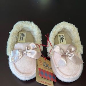 Girl infant slippers size 7-8